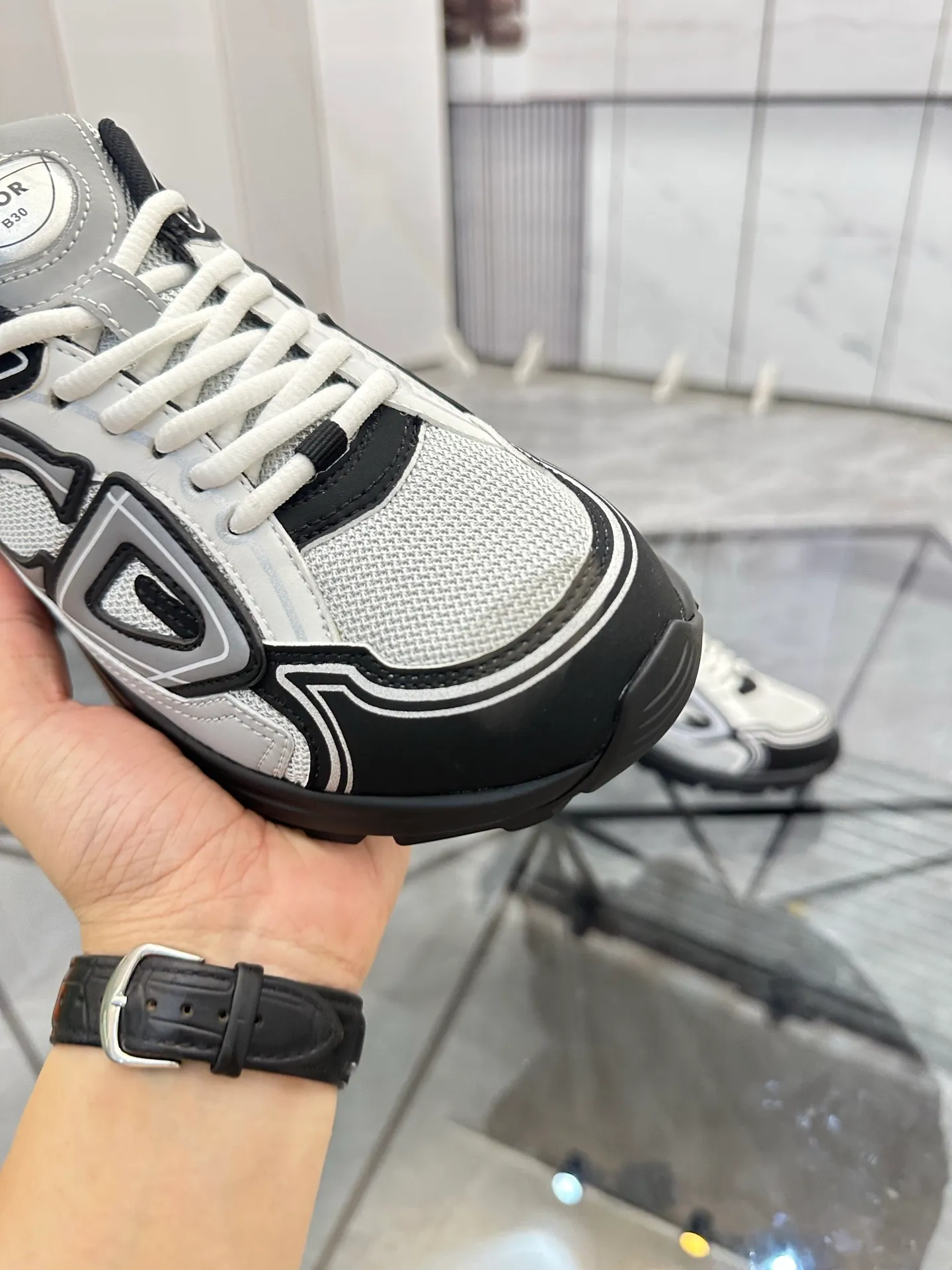 Men's shoes: 💰P400¥ Available in Guangzhou Product trademark: Dior* "Dior*" low-top casual shoes Regular size: 35-46 (can be customized to 47) Couple style Product materials: Upper imported cowhide stitched with original fabric, breathable lining, ultra-light foam original outsole. No.: 007